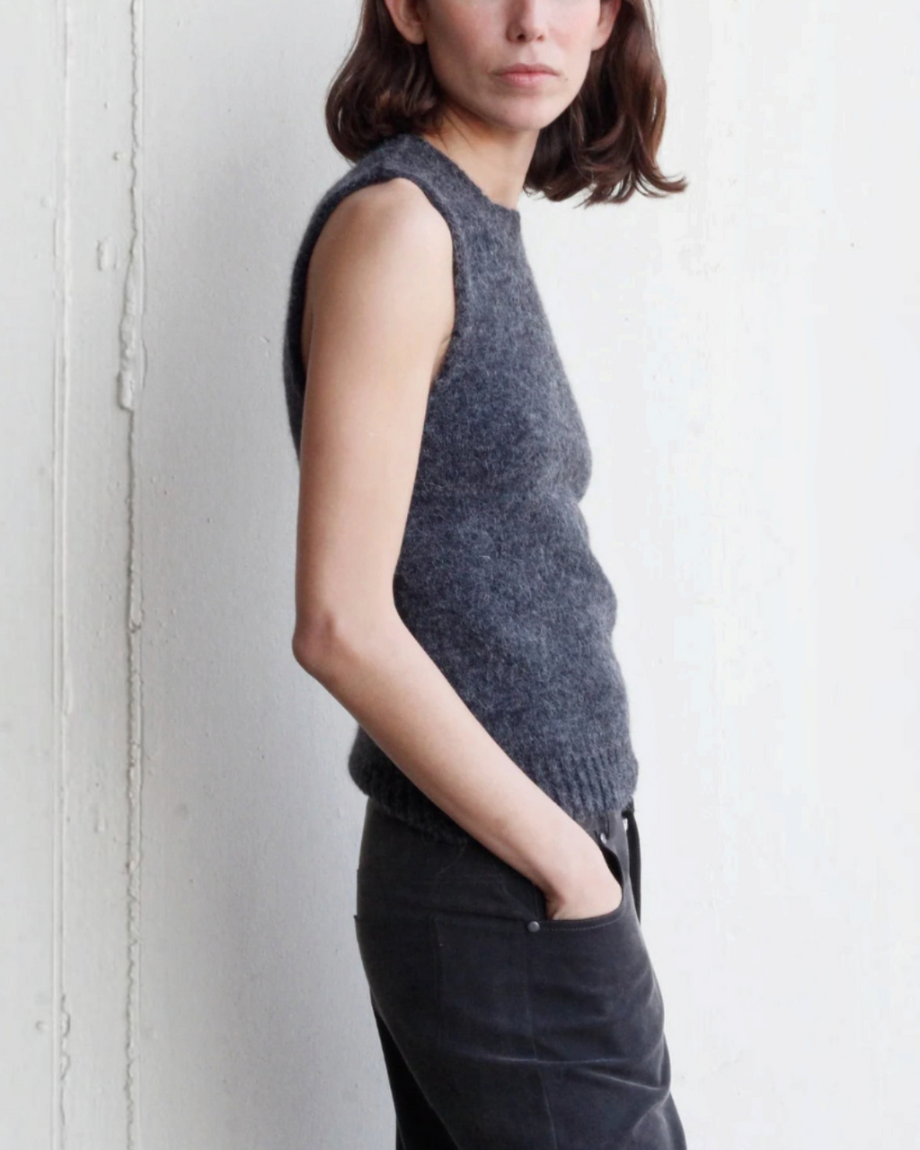 Mannequin portant le pull sans manches gris Lima en maille douce de la marque Merci Paris