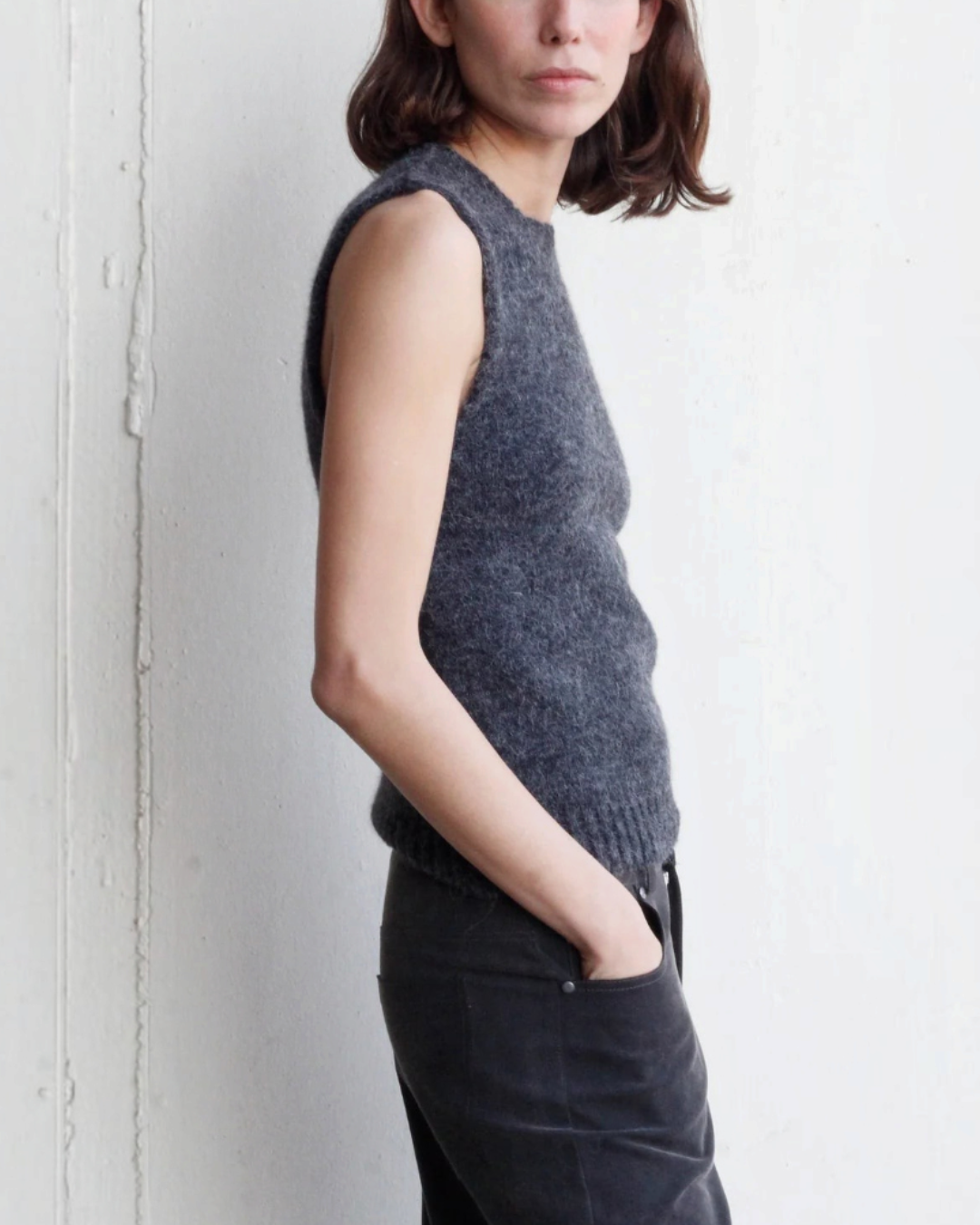 Mannequin portant le pull sans manches gris Lima en maille douce de la marque Merci Paris