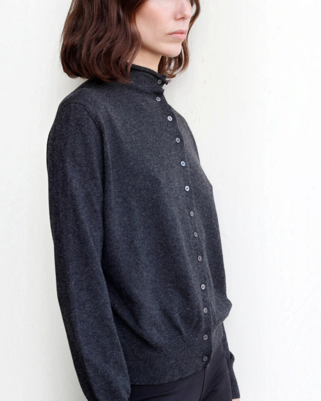 Gilet Merci Paris Abstract gris en maille douce avec col montant et fermeture boutonnée porté par une femme