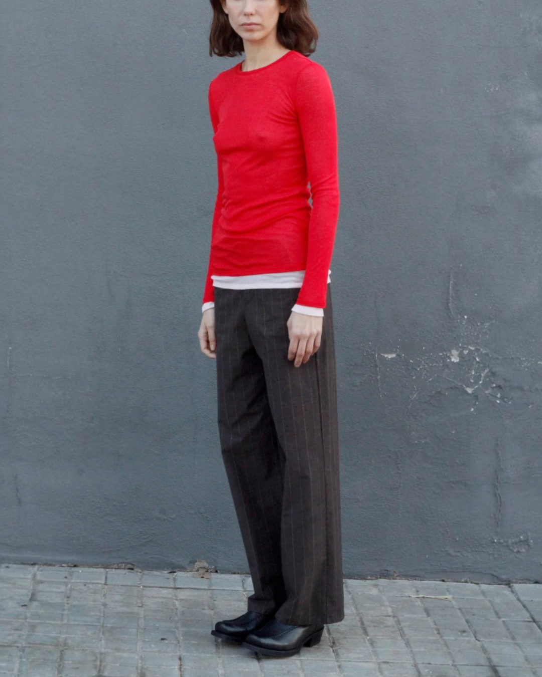 Mannequin portant le haut réversible Merci Paris Hamburg rouge à manches longues en Tencel, coupe ajustée seconde peau