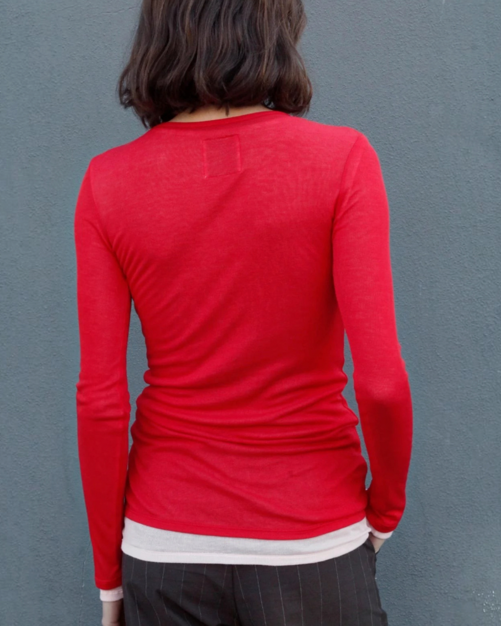 Vue arrière du haut réversible Merci Paris Black to Grey en Tencel rouge vif à manches longues sur mannequin