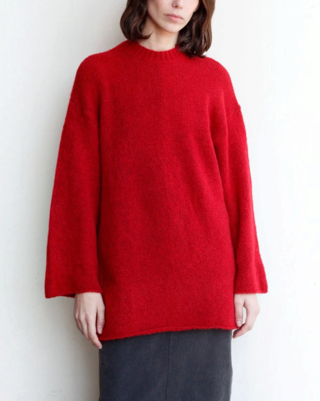 Mannequin portant le pull rouge oversize Vessel en maille d'alpaga et laine par Merci Paris
