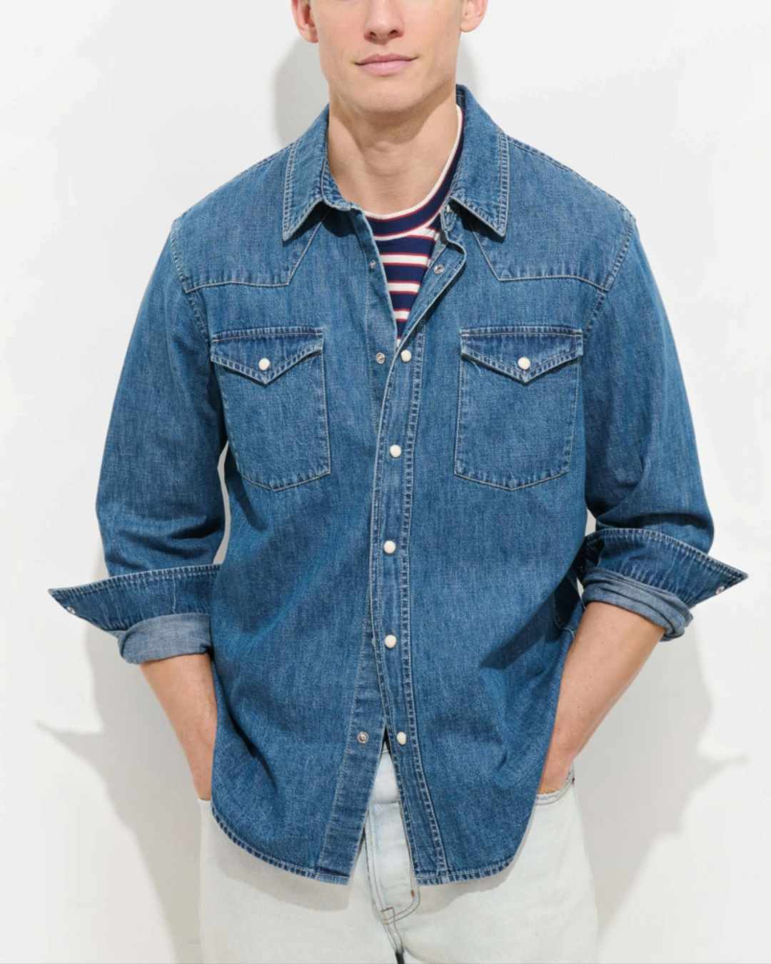 Homme portant la chemise en denim Merci Paris Alex Mill Jackson Pocket délavage vintage avec poches poitrine