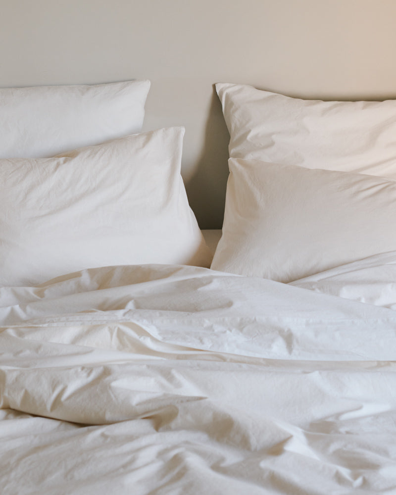 Merci - Parure en percale de coton - Blanc Craie — détail et mise en scène