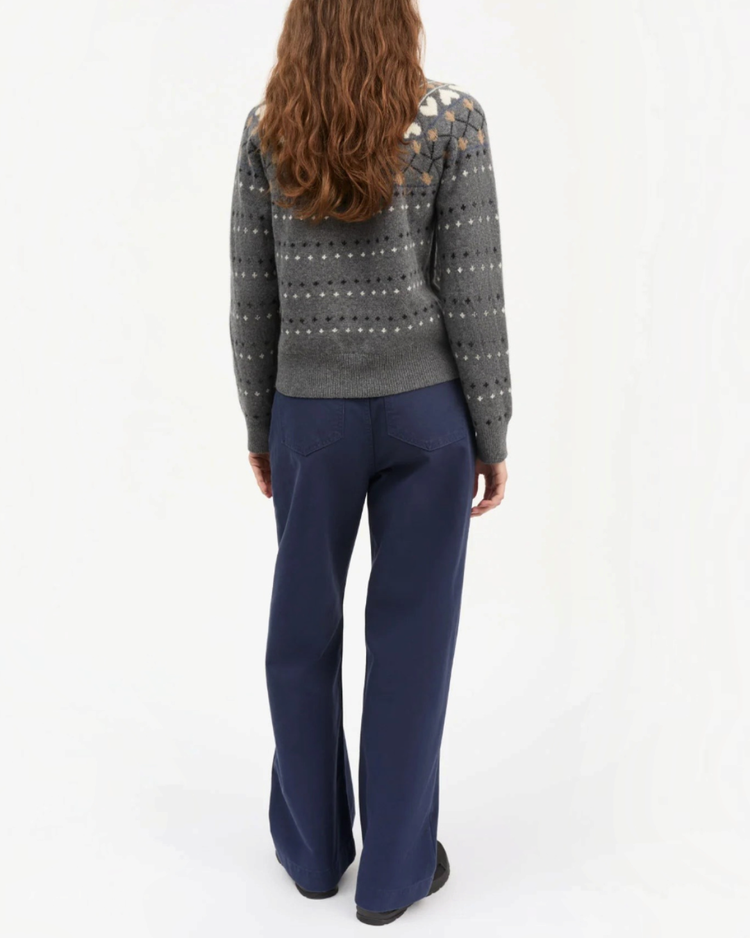 Vue arrière du pull Merci Paris Skall Studio Misty en laine mérinos recyclée grise avec motif jacquard et finitions côtelées
