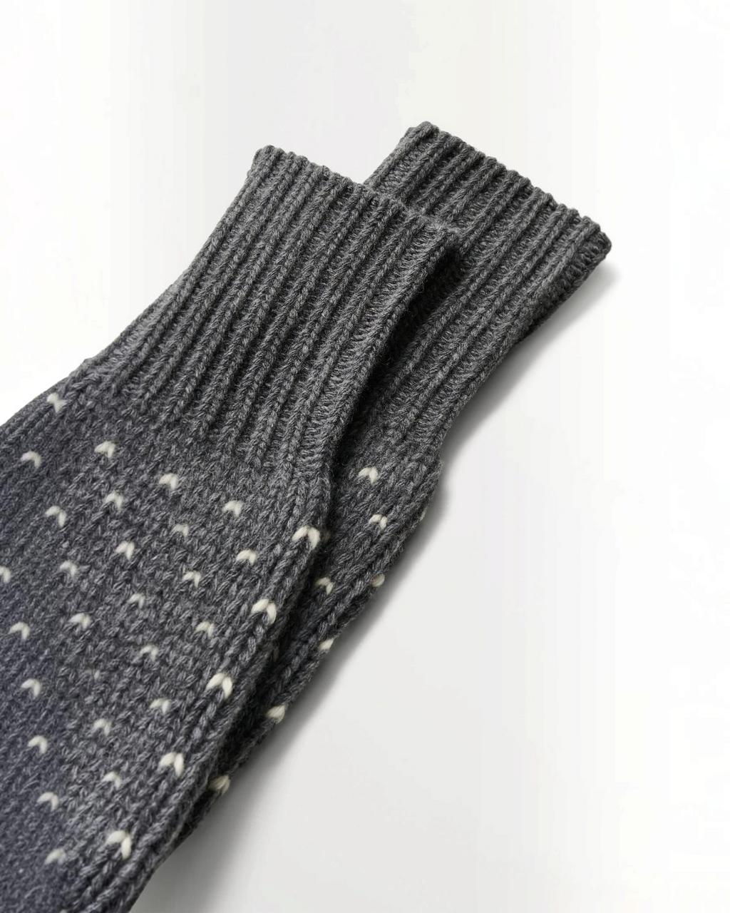 Mitaines Misty Skall Studio en laine recyclée grise avec motif jacquard et poignets côtelés chez Merci Paris