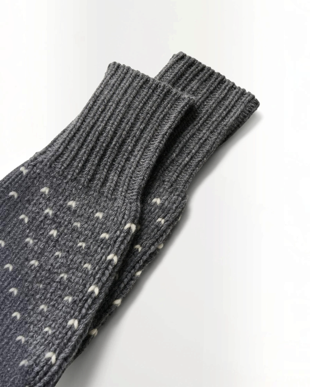 Mitaines Misty Skall Studio en laine recyclée grise avec motif jacquard et poignets côtelés chez Merci Paris