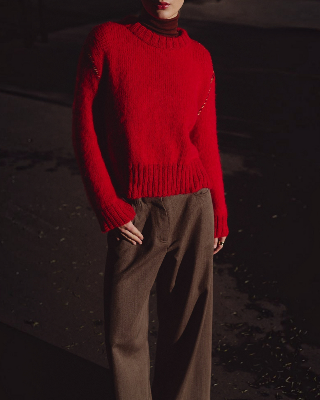 Pull Passy rouge en laine d'alpaga brossée avec broderies artisanales, porté par une femme, collection Merci Paris