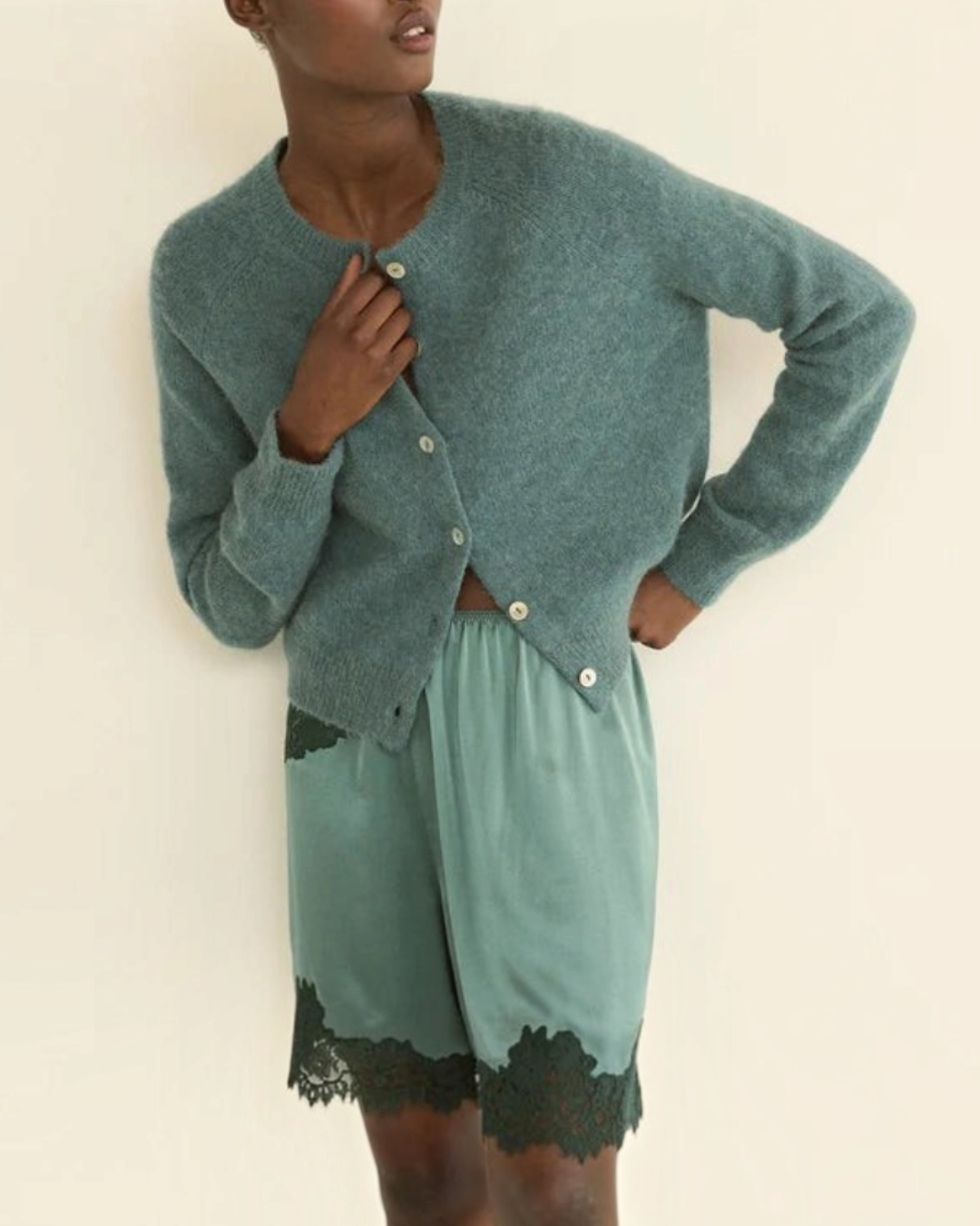 Cardigan Petra Merci Paris bleu en maille douce d'alpaga et laine mérinos avec boutons en coquillage