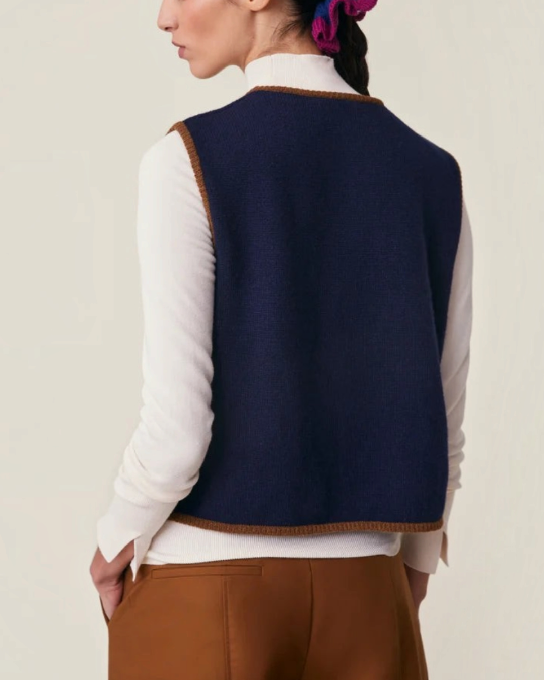 Gilet sans manches Merci Paris Moismont Angele en laine mérinos bleu marine avec finitions contrastées marron