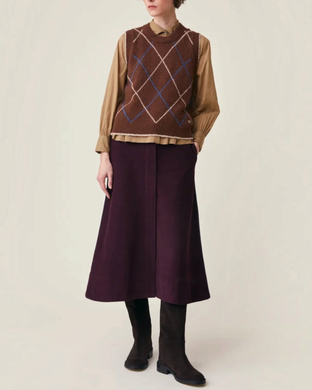 Mannequin portant le pull sans manches Moismont Eddy en maille d'alpaga marron à motif losanges et broderie M