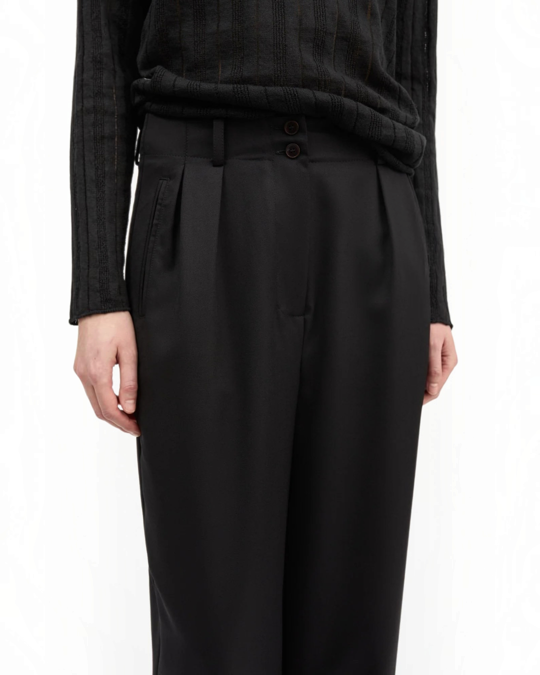 Pantalon large noir en laine Skall Studio avec taille semi-haute et pinces, disponible chez Merci Paris