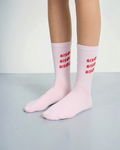 Chaussettes mi-mollet Merci Paris Bisous Skateboard en coton rose poudré avec inscription rouge BISOUS sur le côté