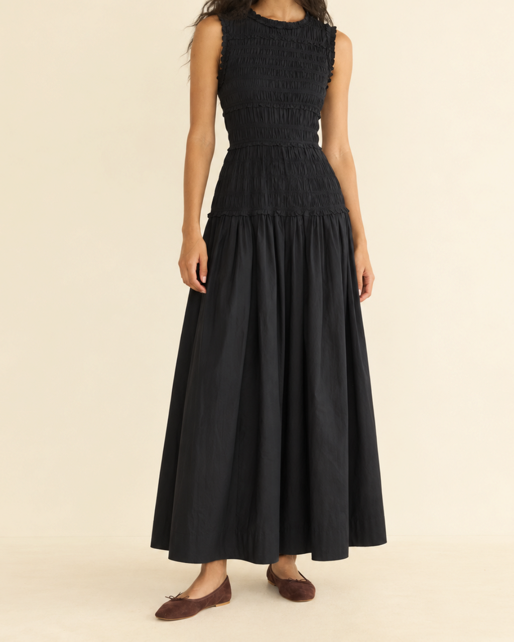Robe midi noire Merci Paris Dôen en coton biologique avec buste smocké ajusté et jupe ample froncée