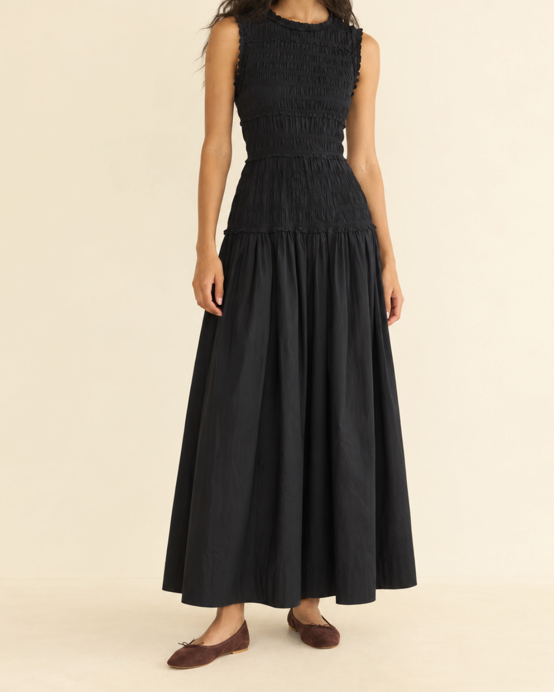 Robe midi noire Merci Paris Dôen en coton biologique avec buste smocké ajusté et jupe ample froncée