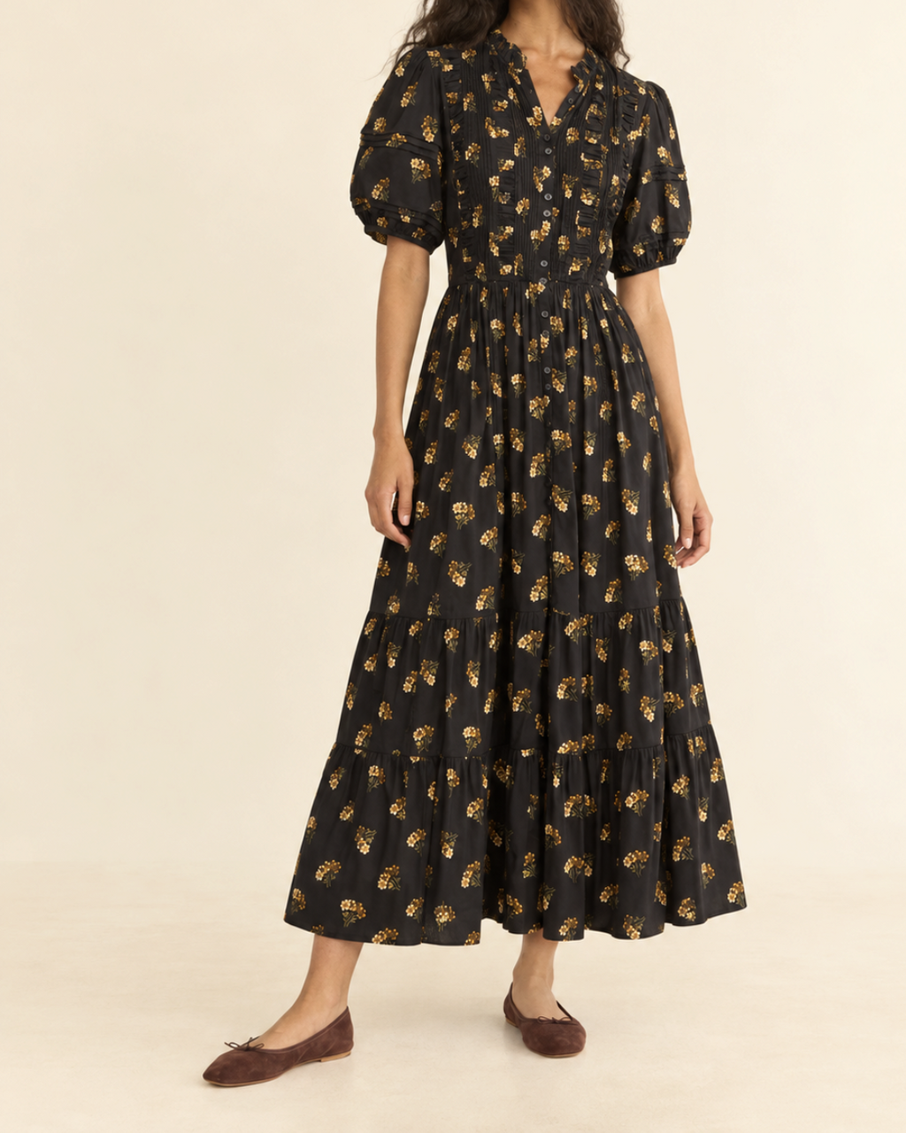 Modèle portant la robe midi Merci Paris Dôen Haleigh noire à imprimé floral, manches bouffantes et jupe à volants
