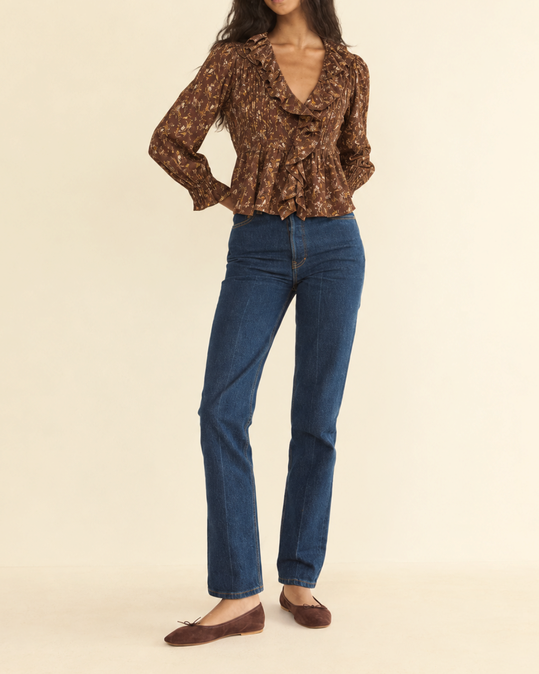Blouse Merci Paris Dôen Hardy marron à fleurs en coton bio avec volants et manches longues portée par un mannequin