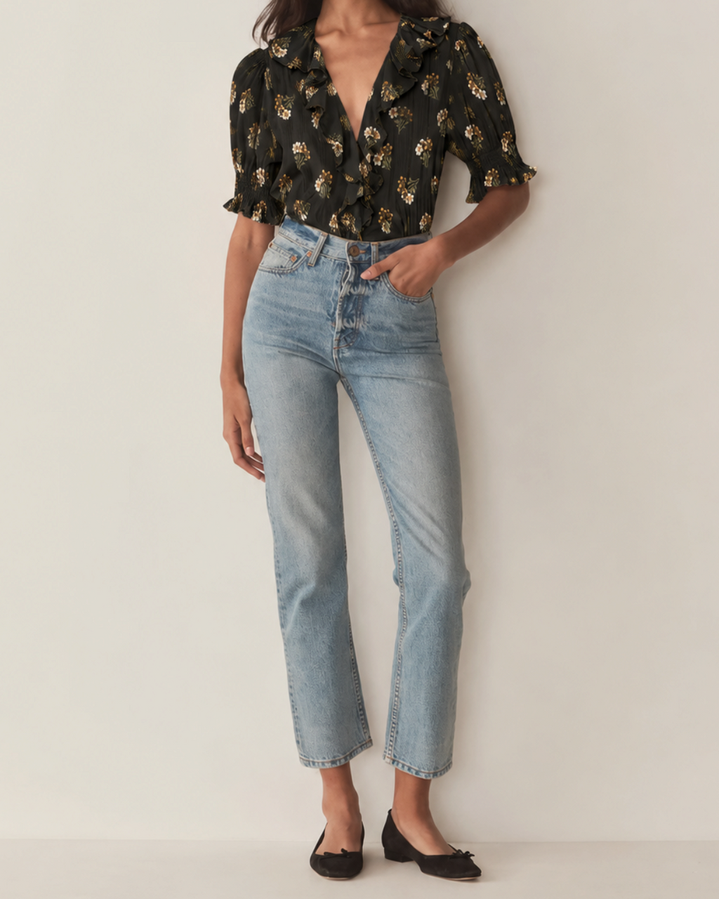 Blouse Merci Paris Dôen Henri noire en coton biologique avec volants en dentelle et manches bouffantes portée