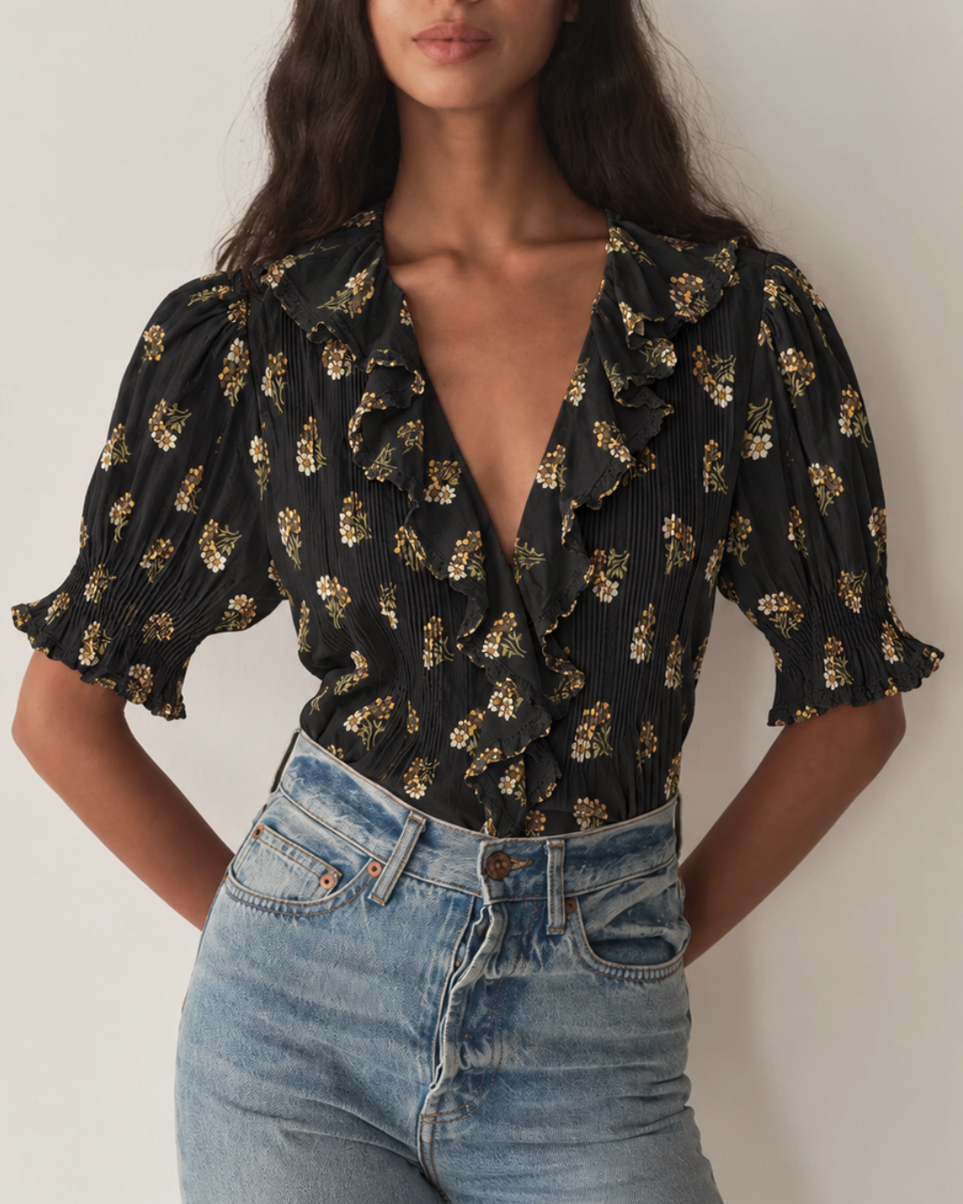 Blouse Merci Paris Dôen Henri noire à fleurs avec col volanté en dentelle et manches bouffantes en coton biologique