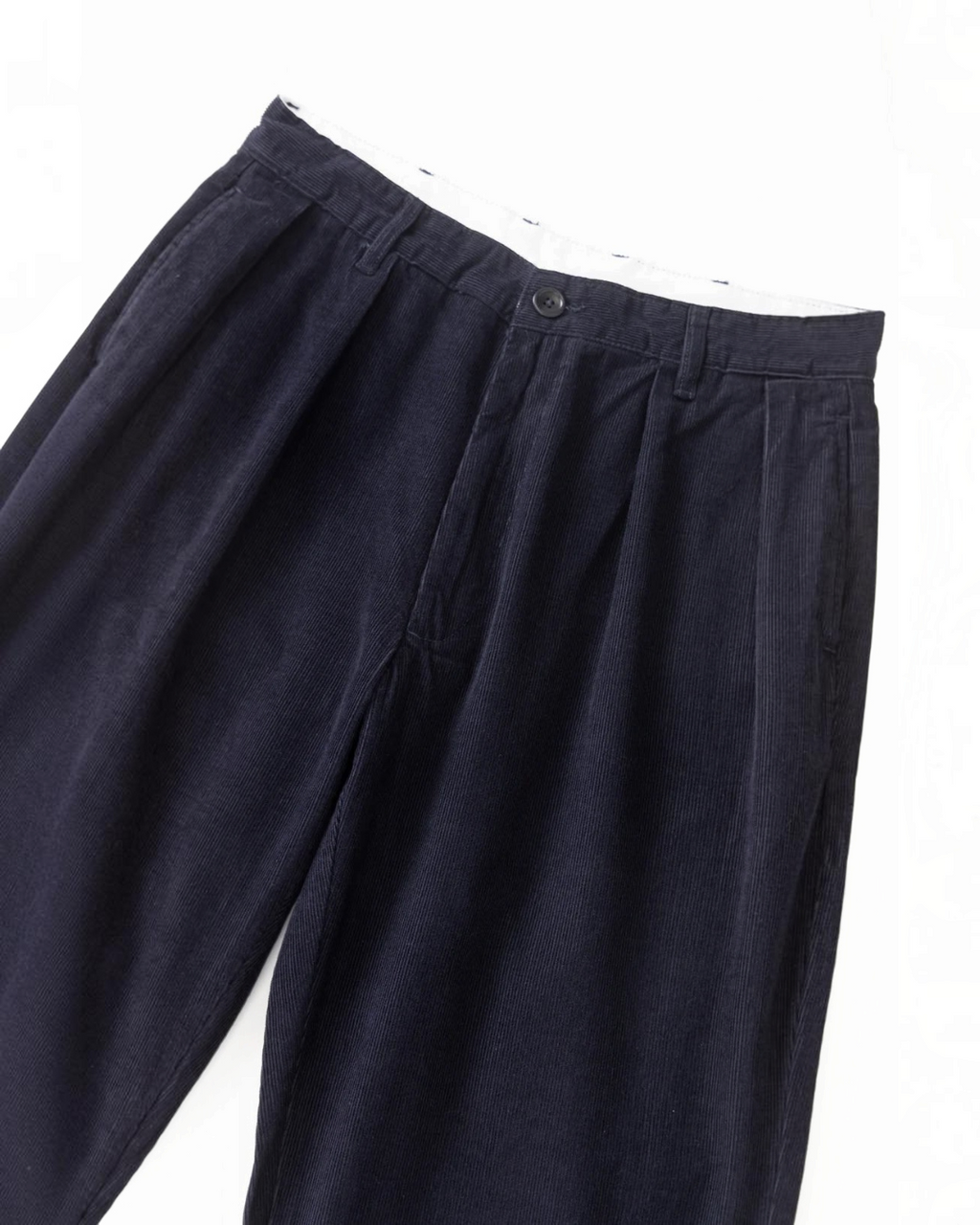 Pantalon en velours bleu marine Service Works disponible chez Merci Paris, coupe décontractée avec taille à pinces