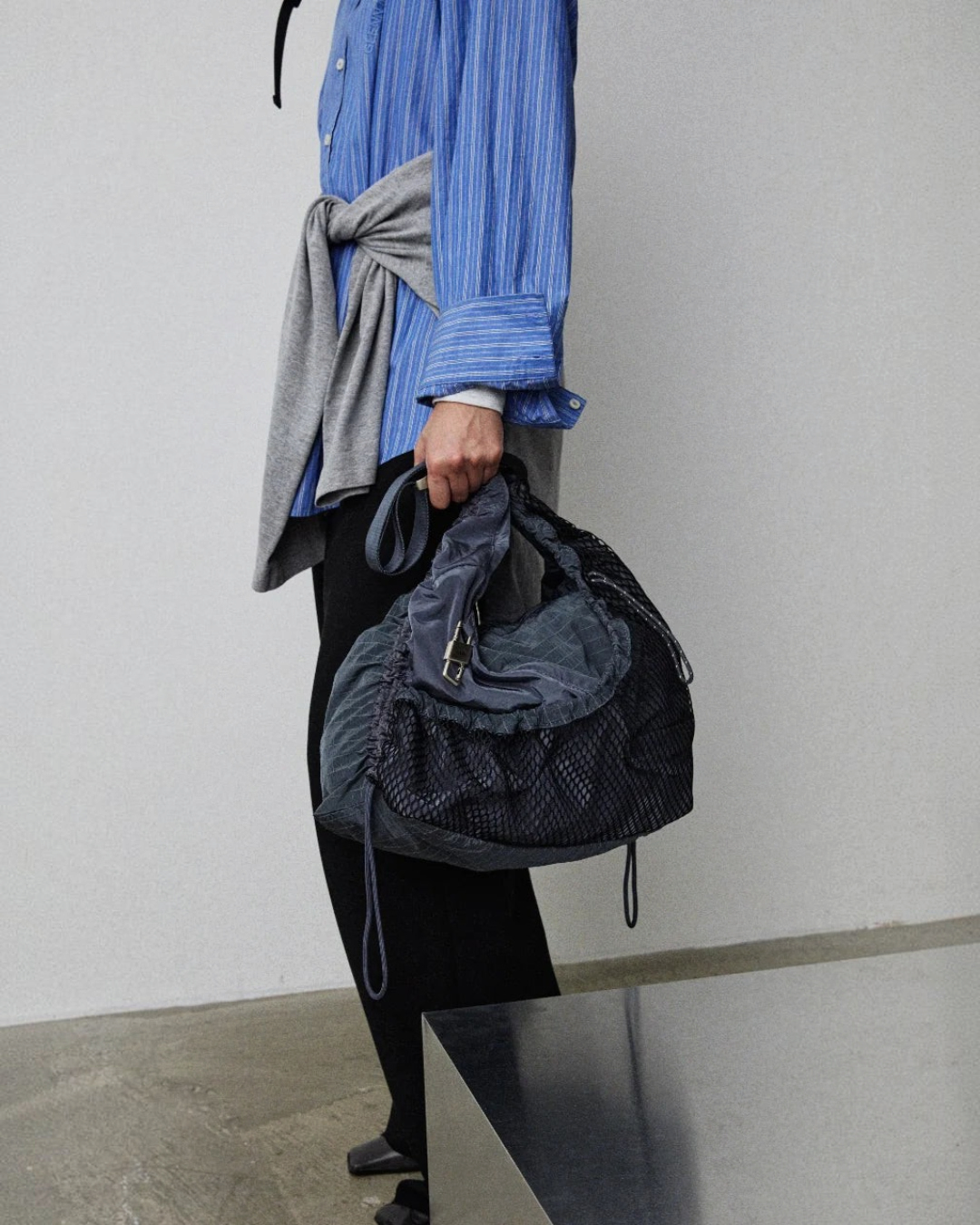 Sac Merci Paris ARCS Hey gris en nylon ripstop avec poche en mesh et cordons de serrage, porté à la main