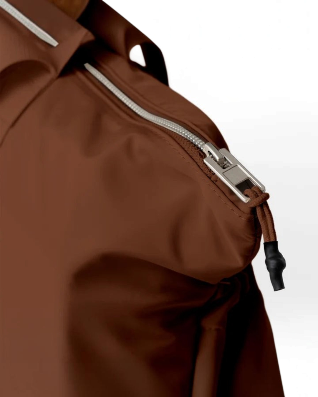 Gros plan sur le sac East To West marron de Merci Paris en nylon recyclé avec fermeture zippée argentée