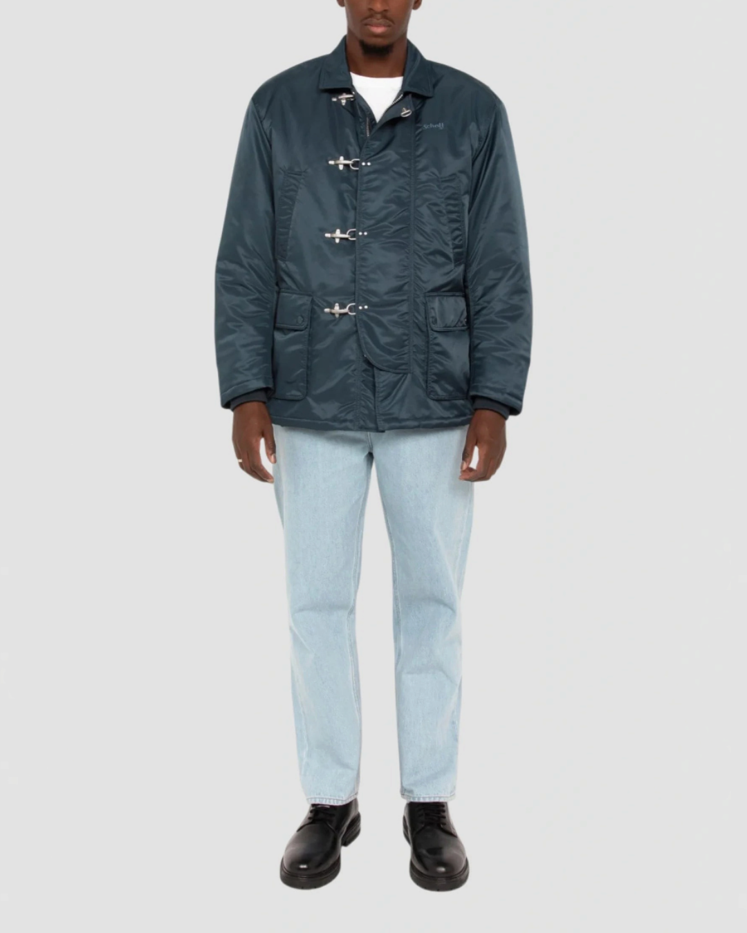 Homme portant une veste Fireman Merci Paris Schott bleu marine en nylon recyclé avec fermetures à crochets métalliques