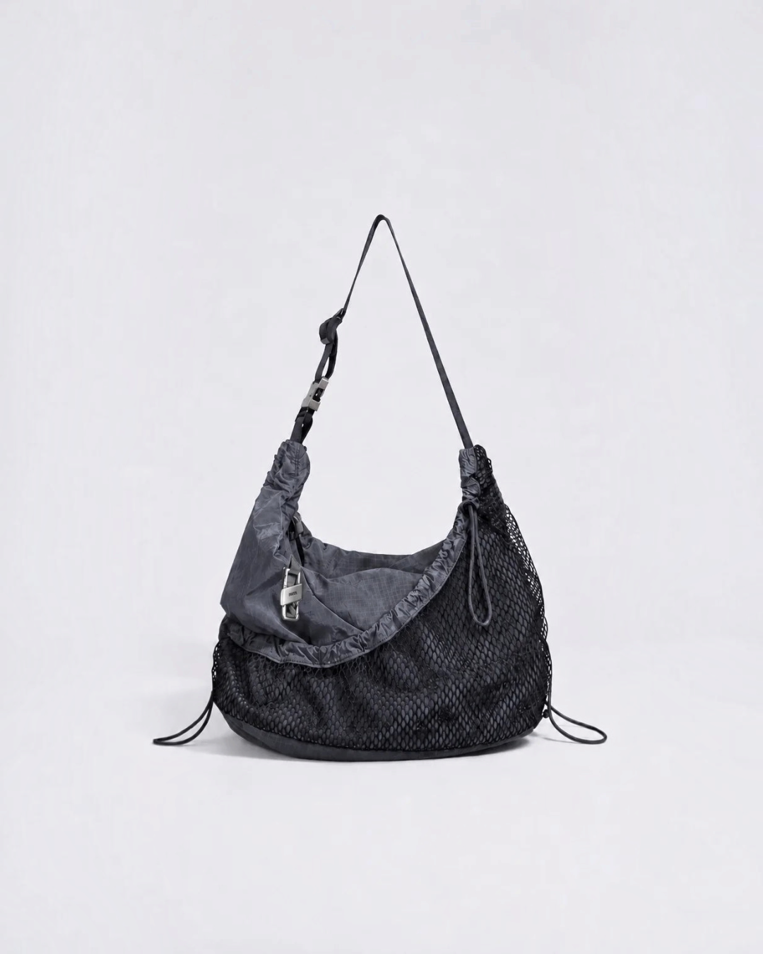 Sac bandoulière Merci Paris ARCS Hey gris en nylon ripstop avec empiècement en mesh noir et mousqueton signature