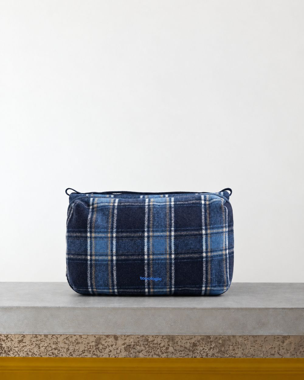 Topologie - Bottle Bag Large Satchel - Bleu – View on bench