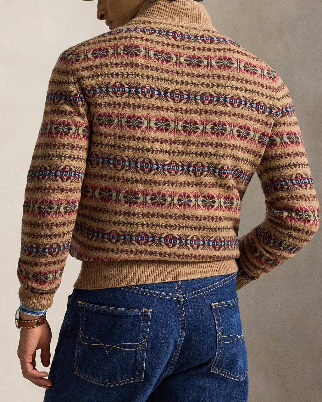 Homme portant un pull Merci Paris Ralph Lauren en laine Fair Isle beige avec col cheminée et motif jacquard coloré
