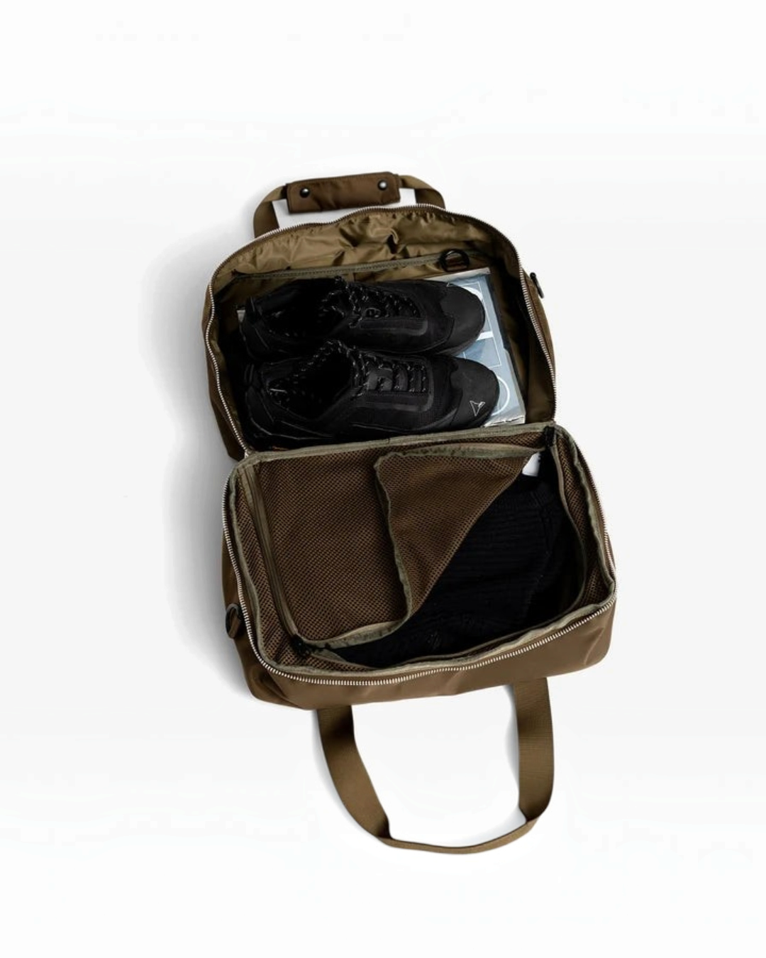 Sac de voyage Merci Paris AY Studios 18L kaki en nylon recyclé ouvert avec chaussures et vêtements à l'intérieur